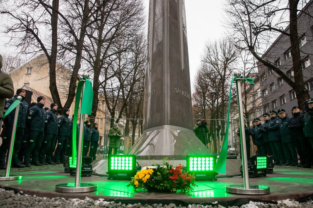Oficialiai atidengtas policijai skirtas obeliskas