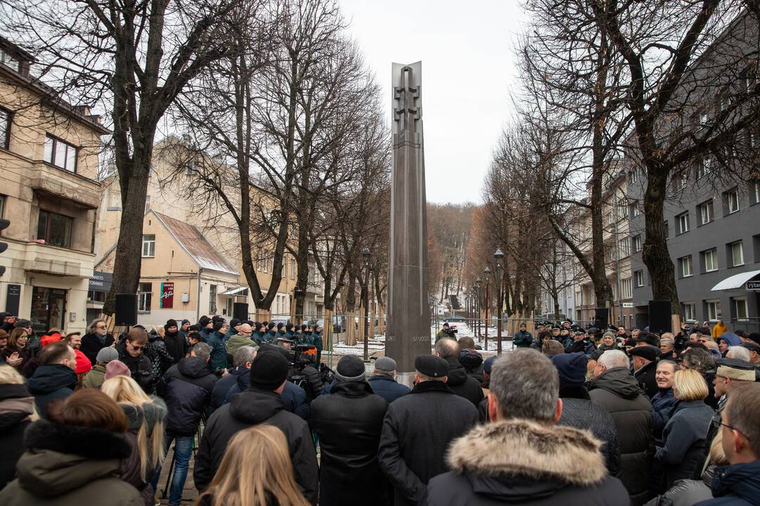 Oficialiai atidengtas policijai skirtas obeliskas