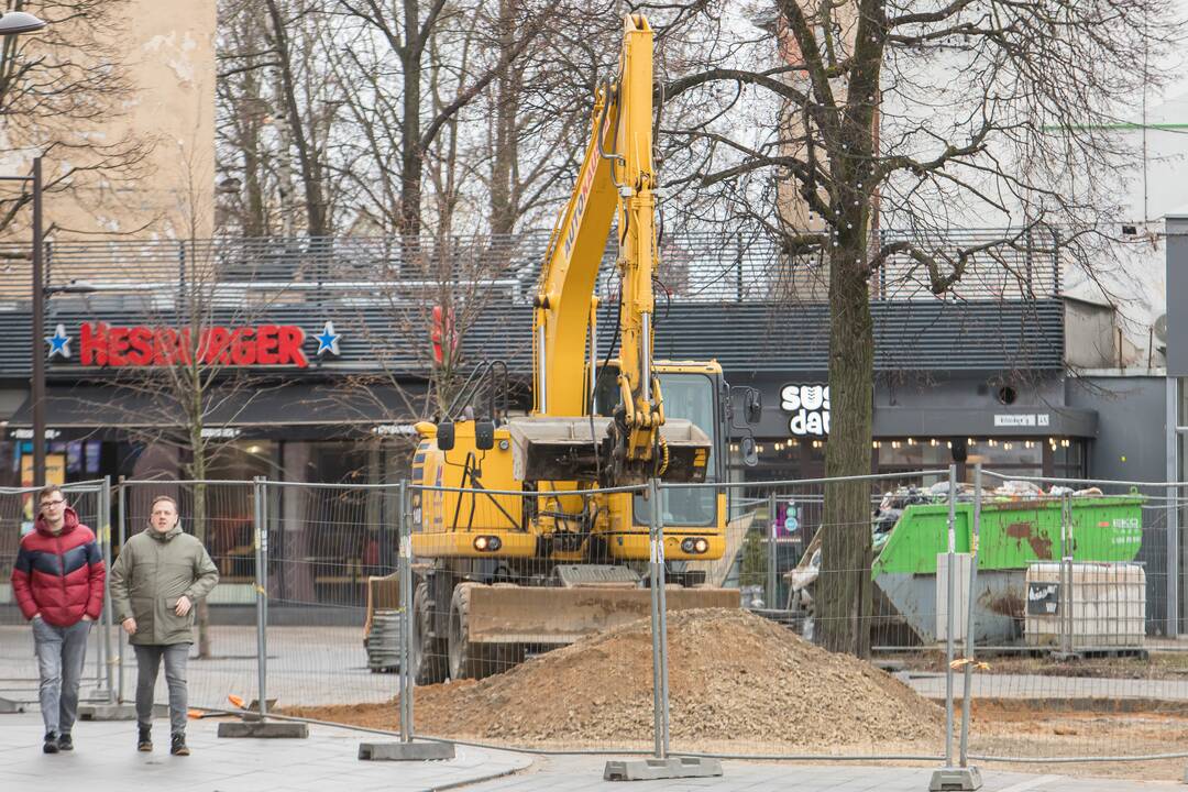 Vilniaus gatvėje vėl klojamas grindinys