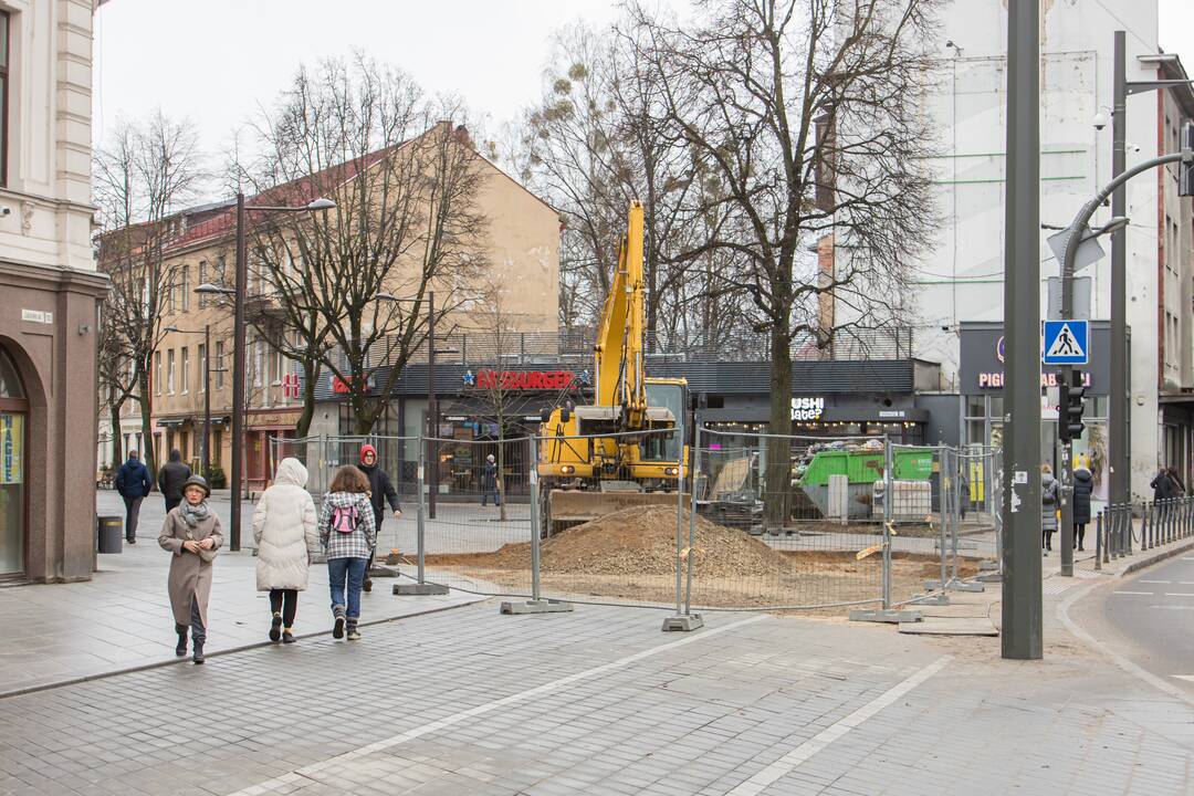 Vilniaus gatvėje vėl klojamas grindinys
