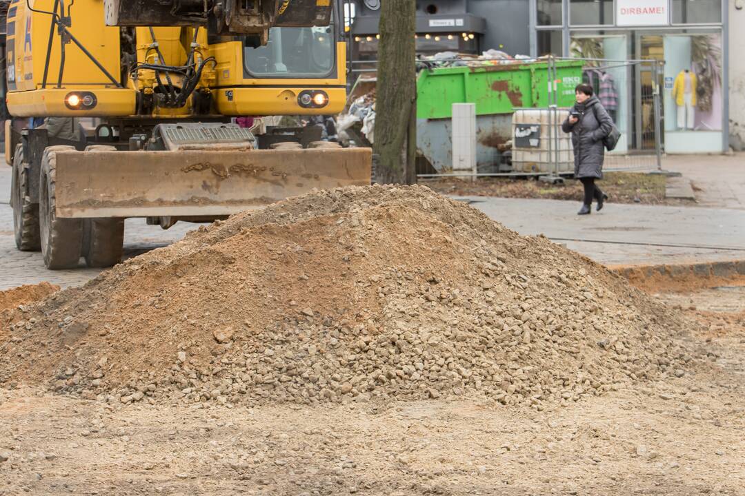 Vilniaus gatvėje vėl klojamas grindinys