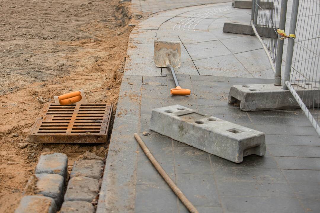 Vilniaus gatvėje vėl klojamas grindinys