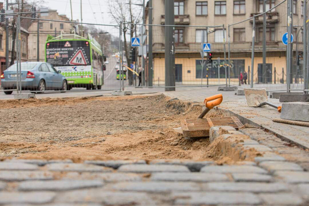 Vilniaus gatvėje vėl klojamas grindinys