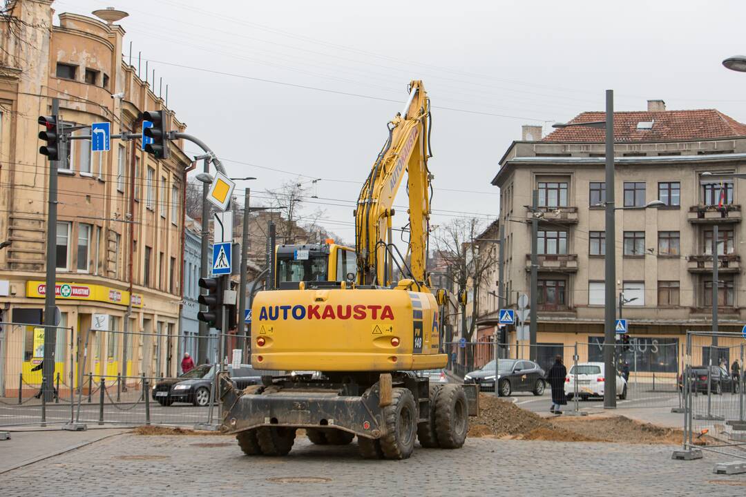 Vilniaus gatvėje vėl klojamas grindinys