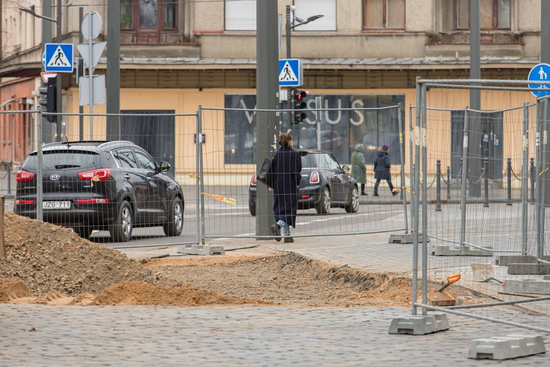 Vilniaus gatvėje vėl klojamas grindinys