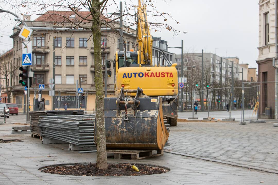 Vilniaus gatvėje vėl klojamas grindinys