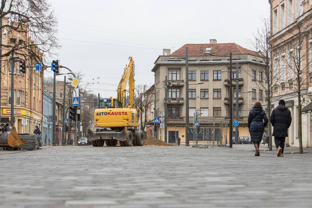 Vilniaus gatvėje vėl klojamas grindinys