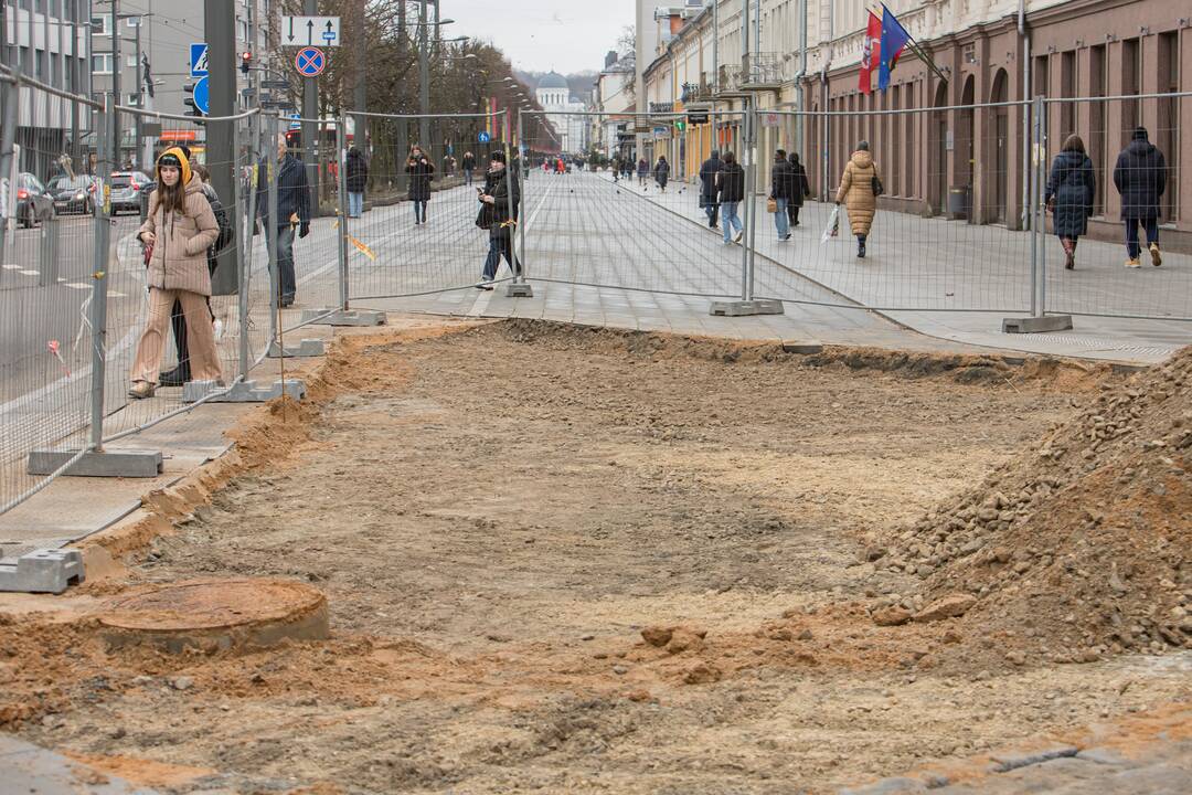 Vilniaus gatvėje vėl klojamas grindinys