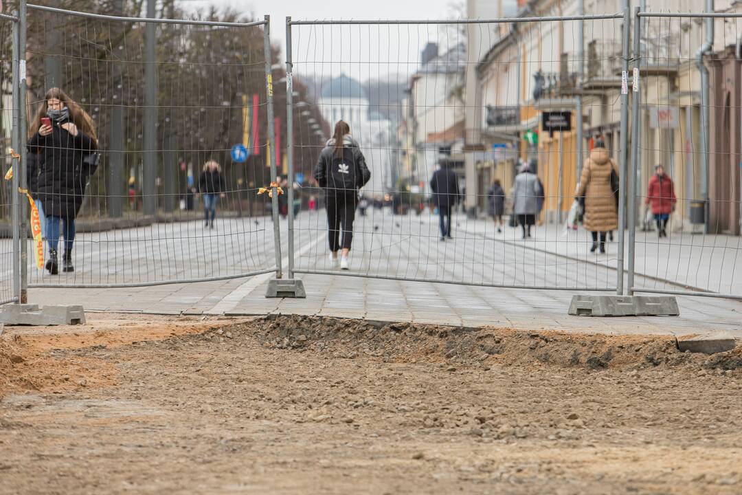 Vilniaus gatvėje vėl klojamas grindinys