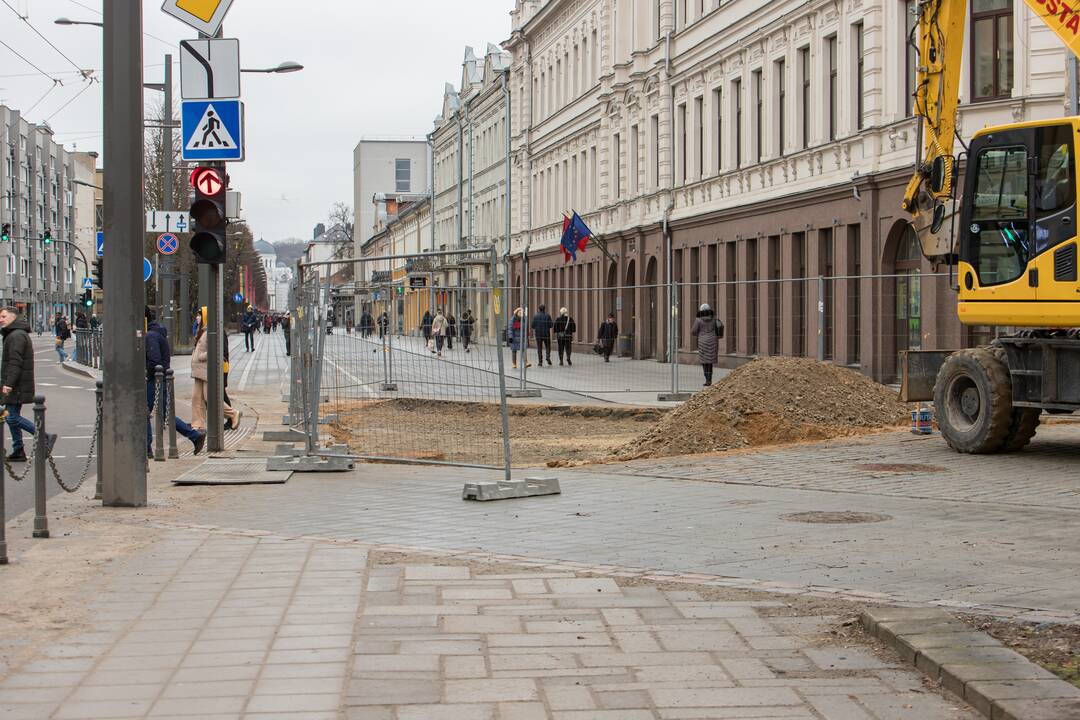 Vilniaus gatvėje vėl klojamas grindinys