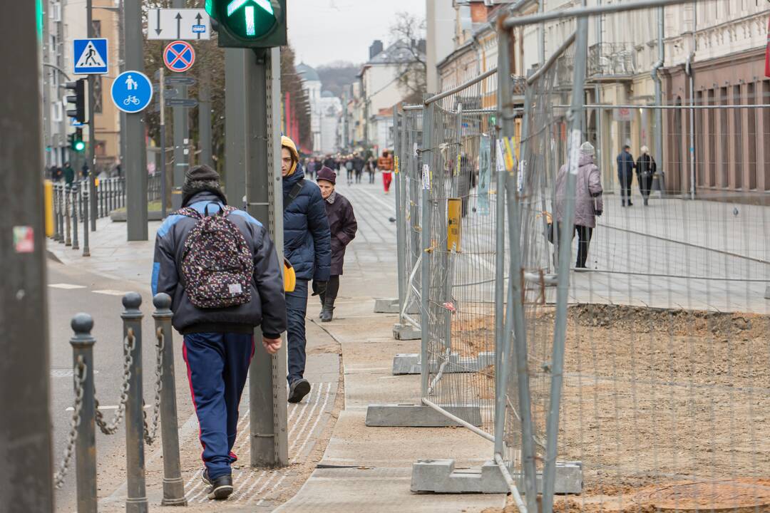 Vilniaus gatvėje vėl klojamas grindinys