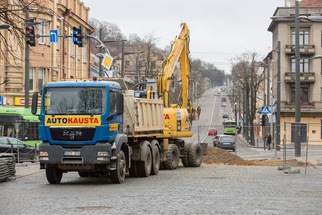 Vilniaus gatvėje vėl klojamas grindinys