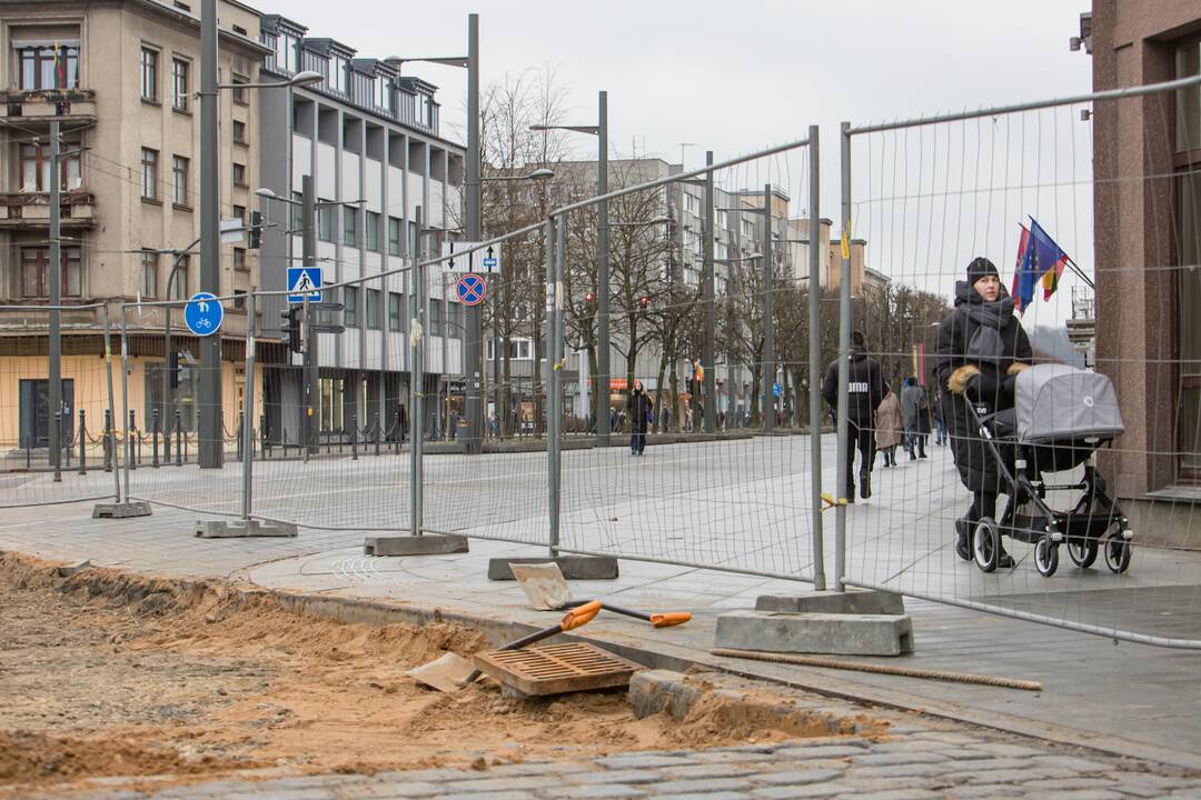 Vilniaus gatvėje vėl klojamas grindinys