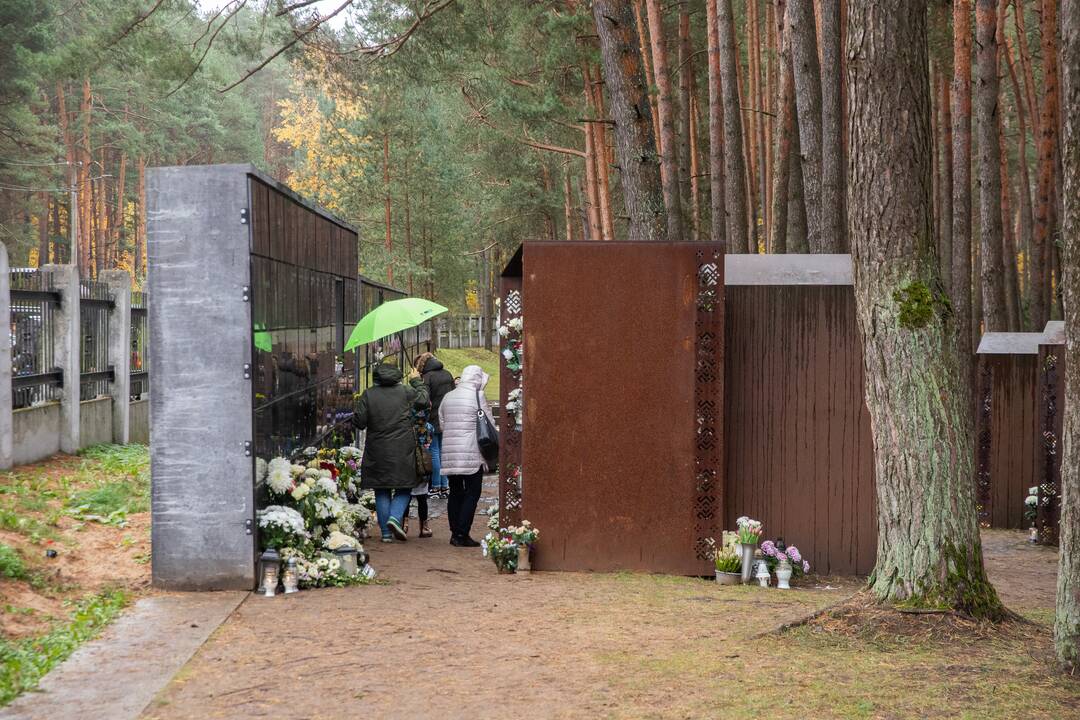 Visų šventųjų dieną kauniečiai plūdo į miesto kapines