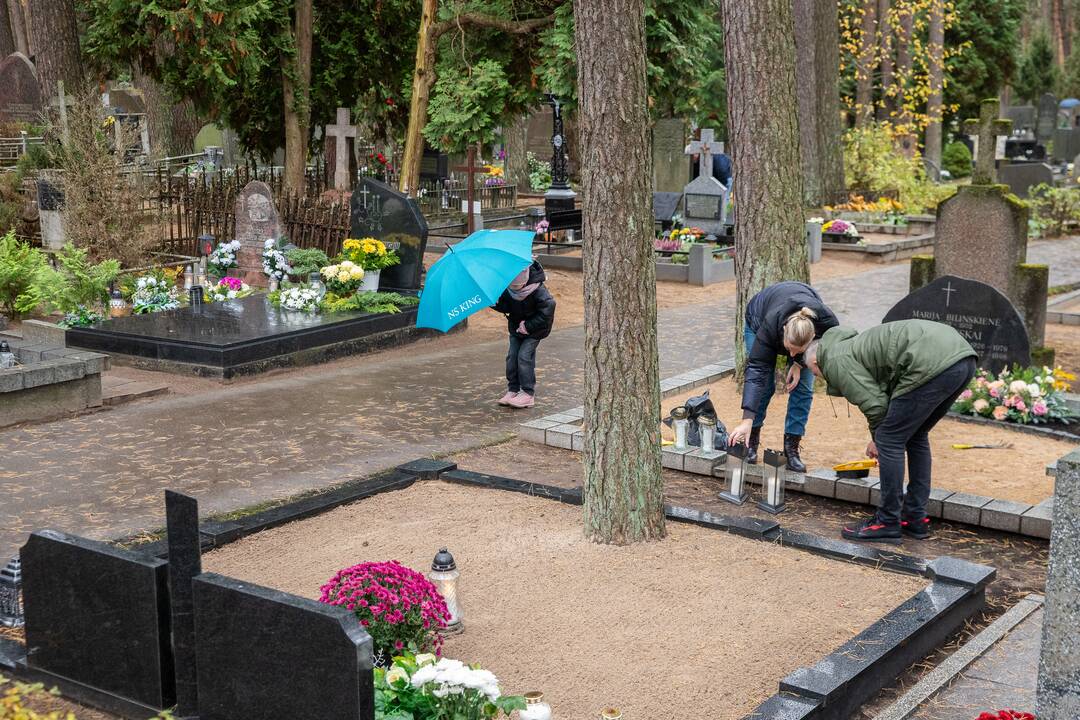 Visų šventųjų dieną kauniečiai plūdo į miesto kapines