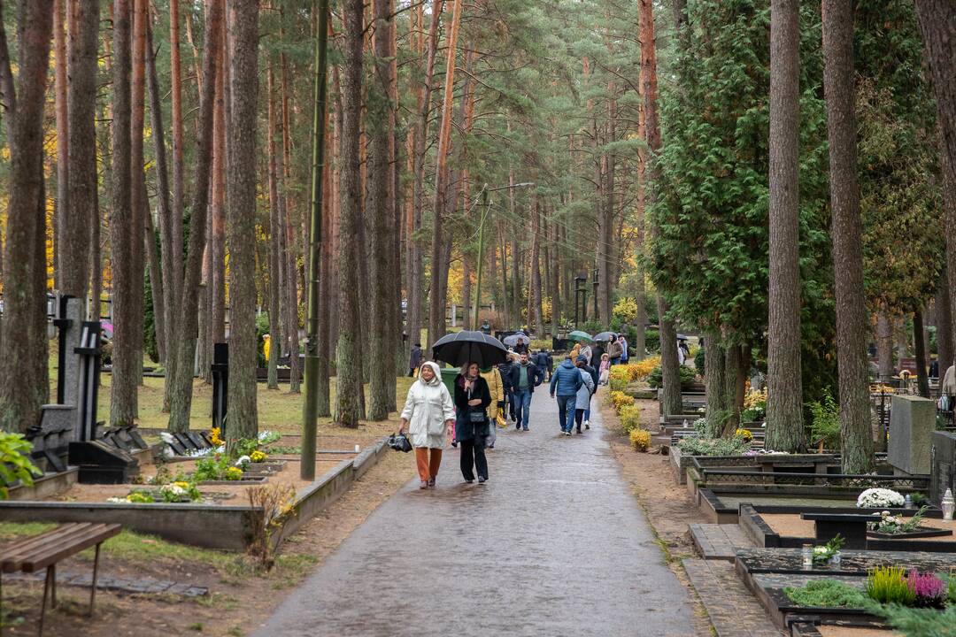 Visų šventųjų dieną kauniečiai plūdo į miesto kapines