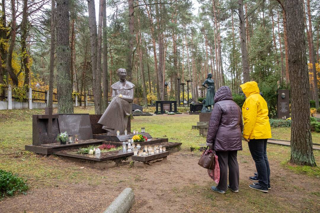 Visų šventųjų dieną kauniečiai plūdo į miesto kapines