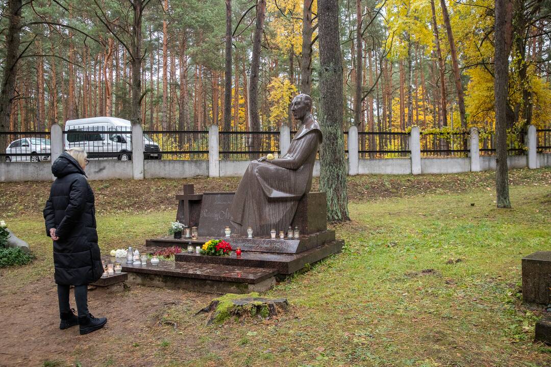 Visų šventųjų dieną kauniečiai plūdo į miesto kapines