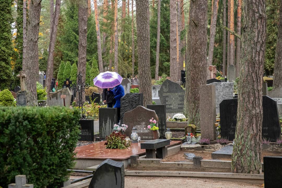 Visų šventųjų dieną kauniečiai plūdo į miesto kapines