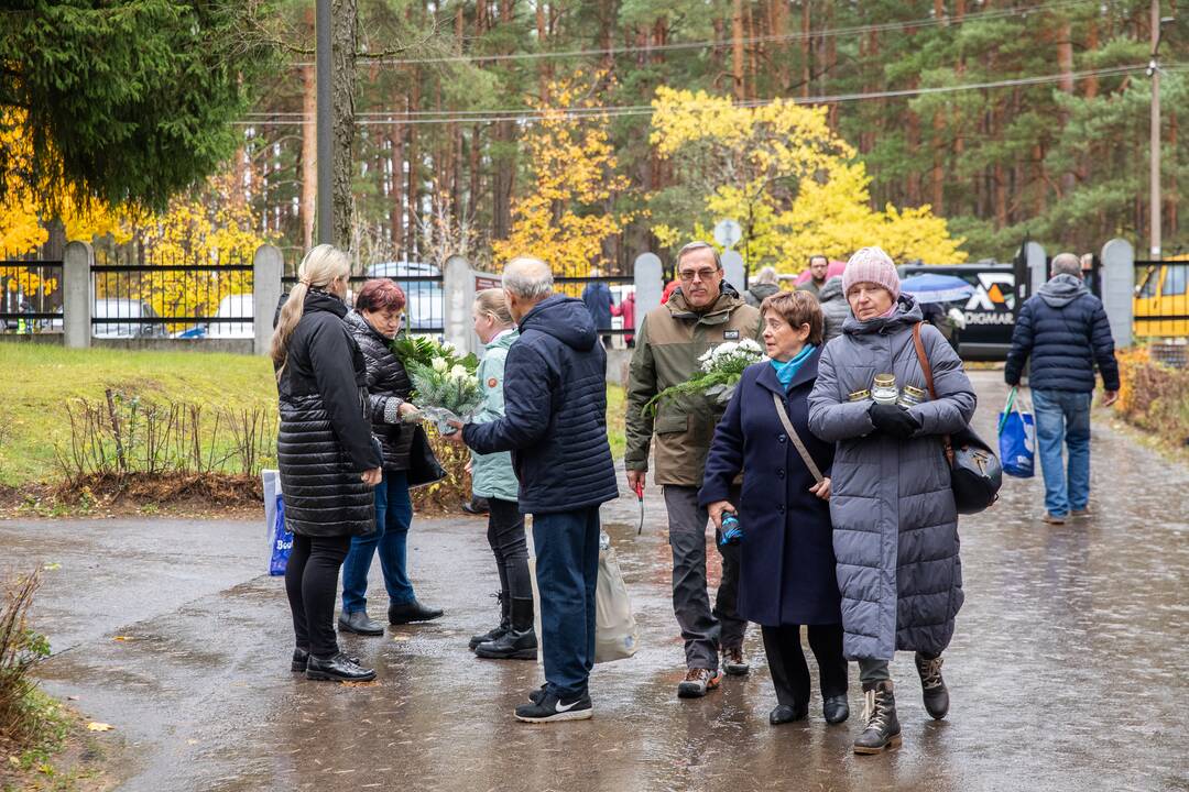 Visų šventųjų dieną kauniečiai plūdo į miesto kapines