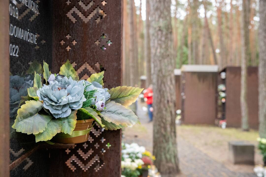 Visų šventųjų dieną kauniečiai plūdo į miesto kapines