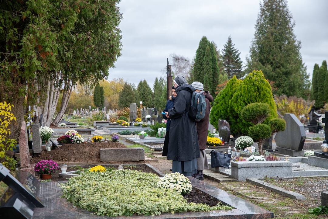 Visų šventųjų dieną kauniečiai plūdo į miesto kapines