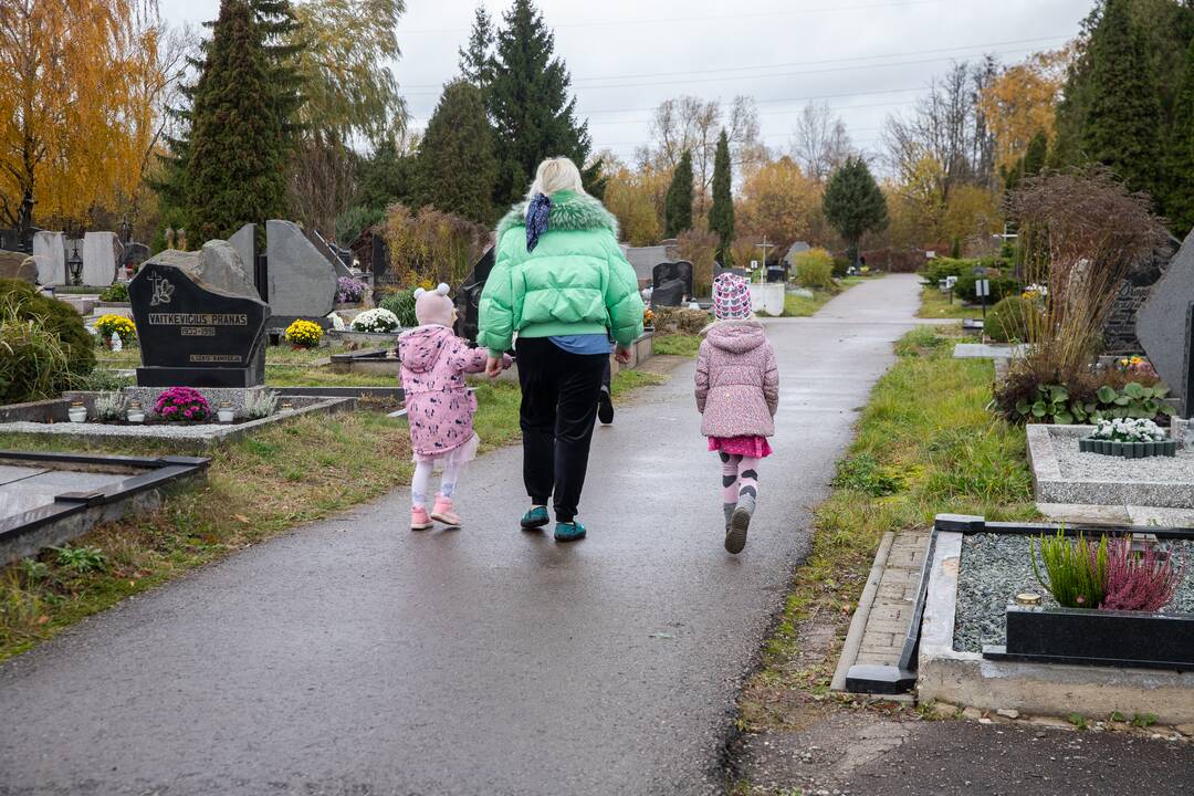 Visų šventųjų dieną kauniečiai plūdo į miesto kapines