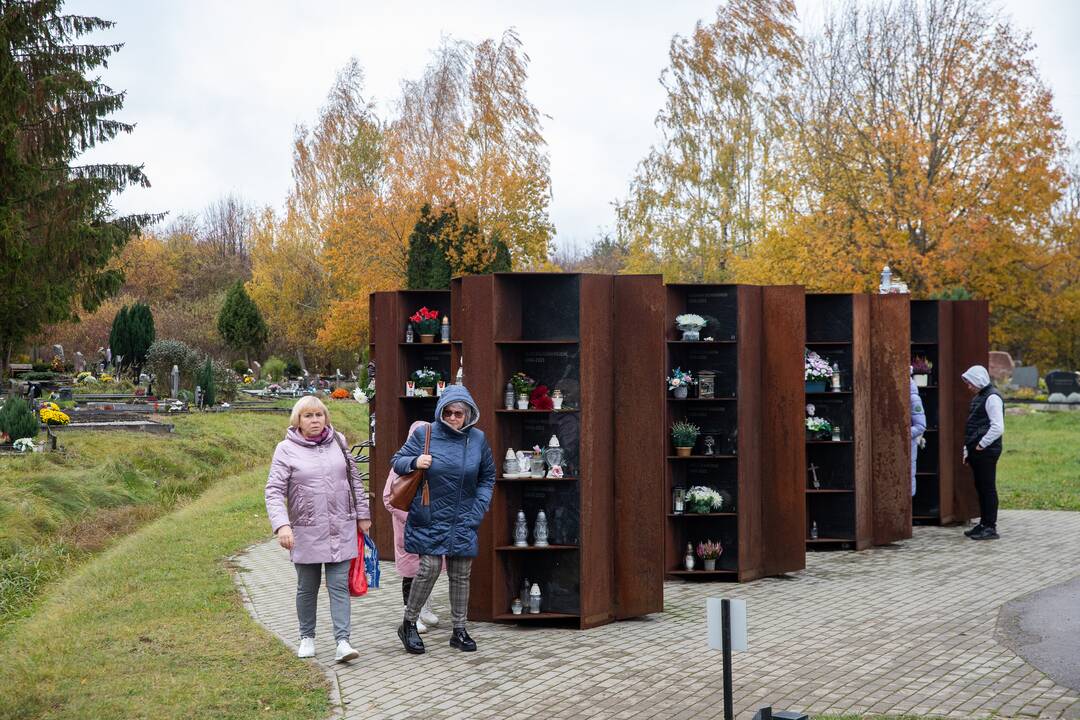 Visų šventųjų dieną kauniečiai plūdo į miesto kapines