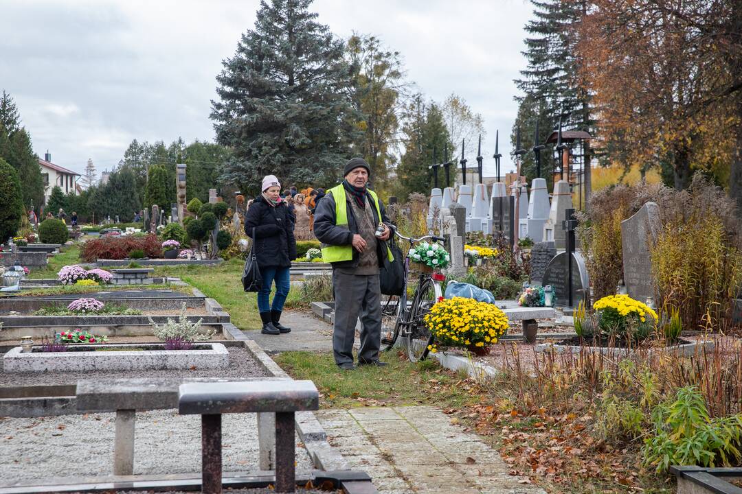 Visų šventųjų dieną kauniečiai plūdo į miesto kapines