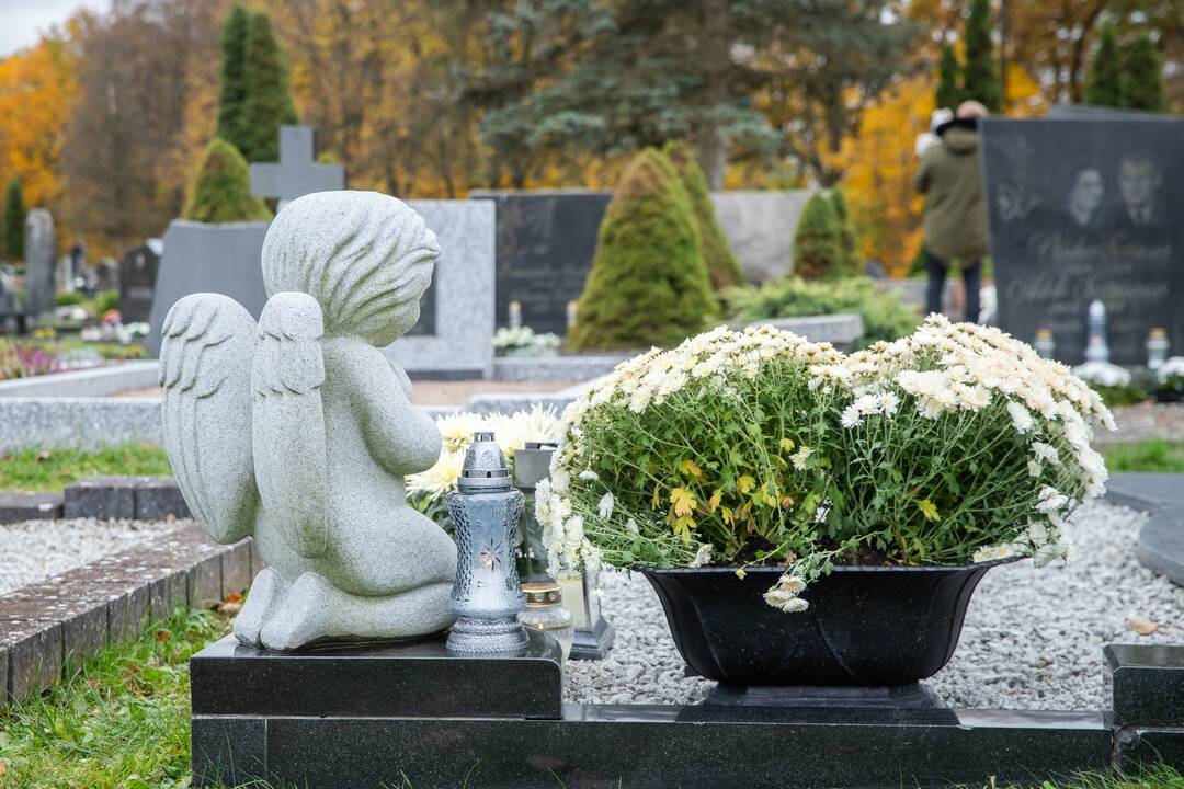 Visų šventųjų dieną kauniečiai plūdo į miesto kapines