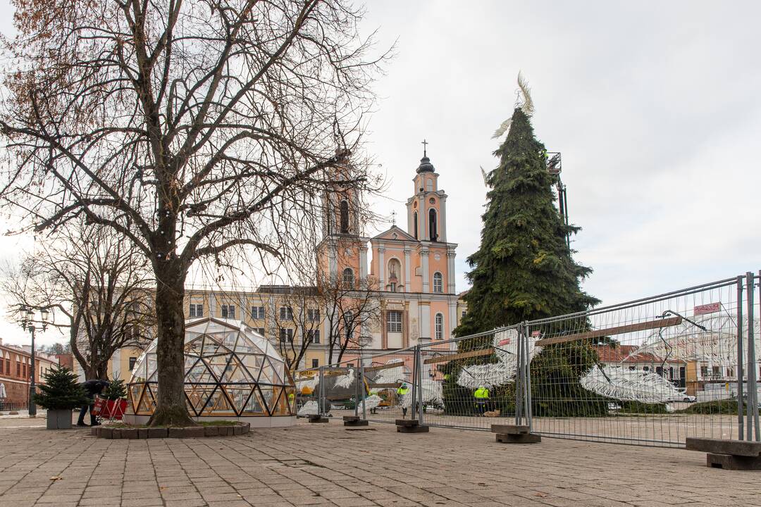 Pasirengimas Kalėdoms Rotušės aikštėje įgauna pagreitį