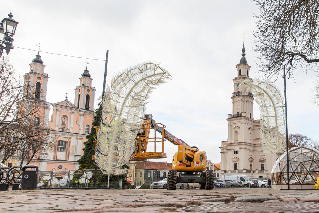 Pasirengimas Kalėdoms Rotušės aikštėje įgauna pagreitį