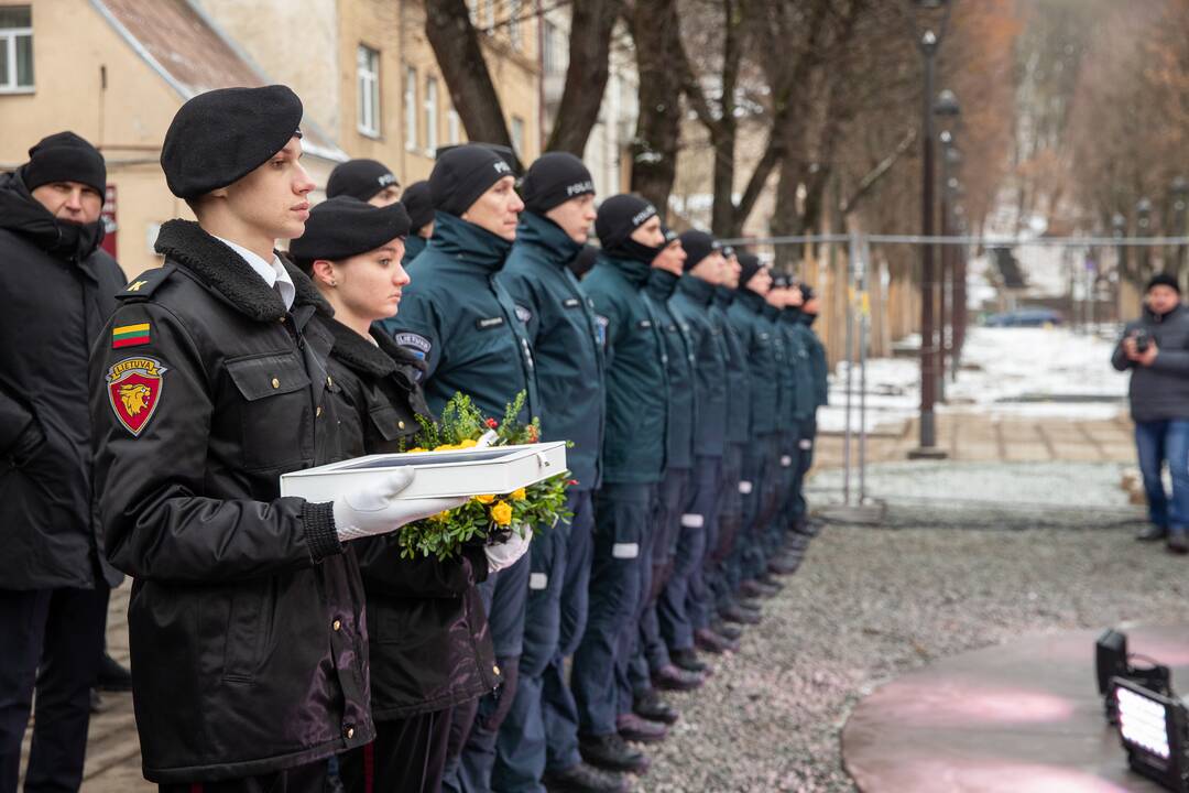 Oficialiai atidengtas policijai skirtas obeliskas