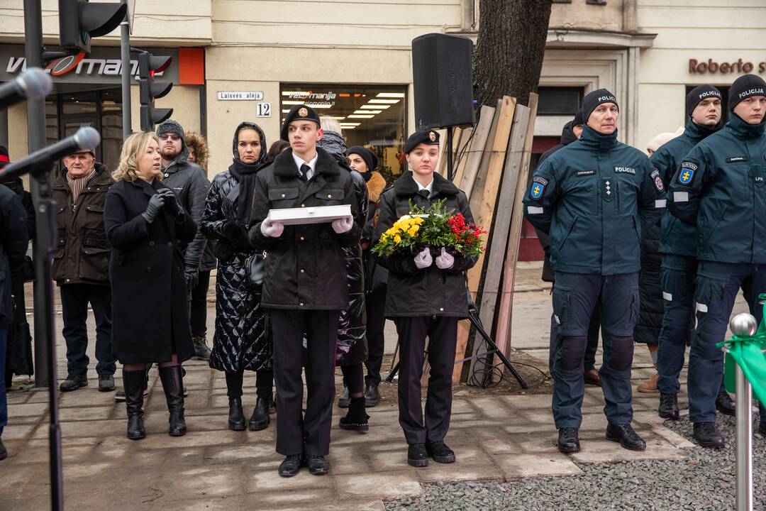 Oficialiai atidengtas policijai skirtas obeliskas
