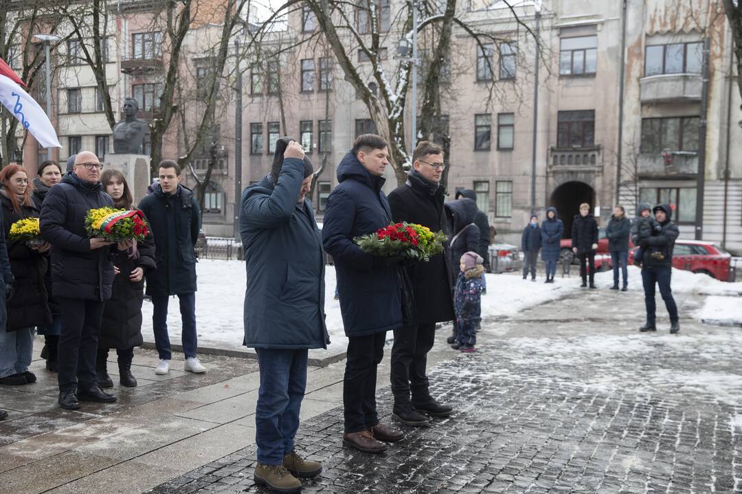 Gėlių padėjimas prie „Laisvės“ paminklo ir Nežinomo kareivio kapo