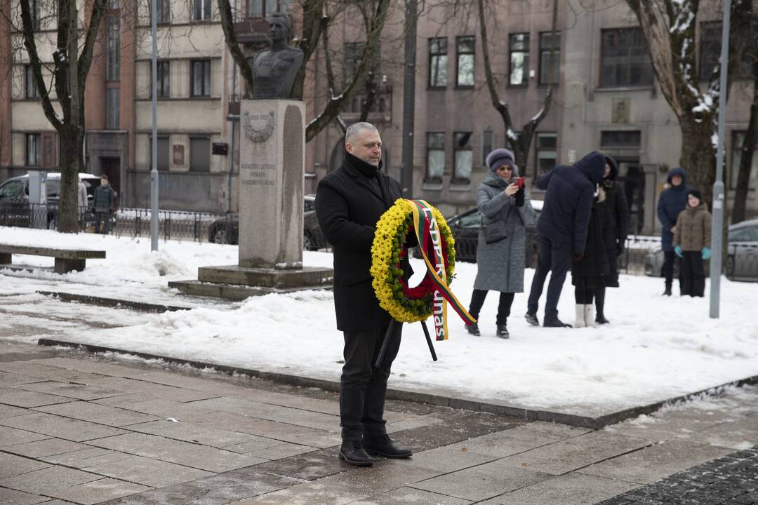 Gėlių padėjimas prie „Laisvės“ paminklo ir Nežinomo kareivio kapo