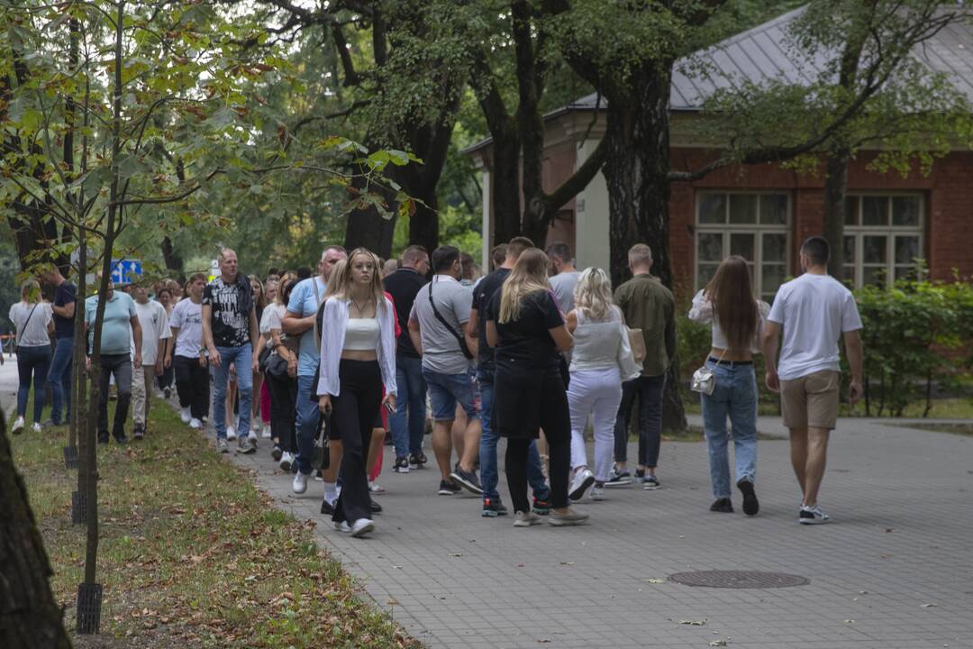 Žmonės plūsta į SEL'o koncertą
