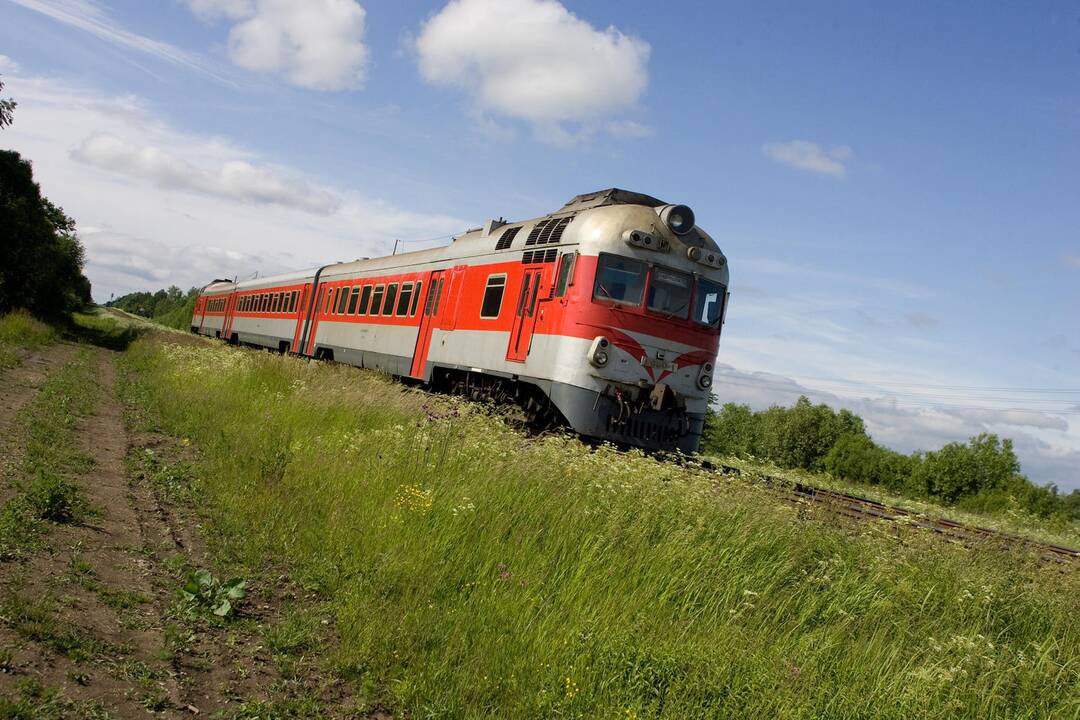 Netrukus traukinio bilietus pirksime moderniai – iš pardavimo automatų
