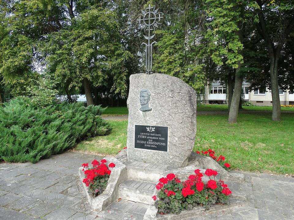 Paminklas Lietuvos partizanų Vyčio apygardos vadui Juozui Krikštaponiui Ukmergėje
