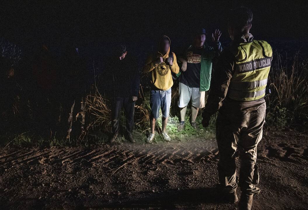 Lietuvos kariuomenės naktinis patrulis pasienyje
