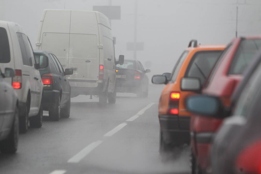 Įspėja: pietų ir šiaurės Lietuvoje eismo sąlygas sunkina rūkas