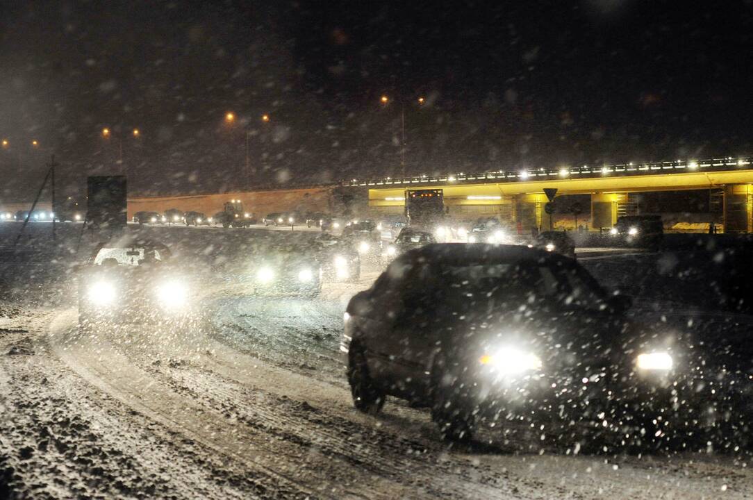 Vairuokite atsakingai: naktį eismo sąlygas sunkins plikledis, snygis ir lijundra