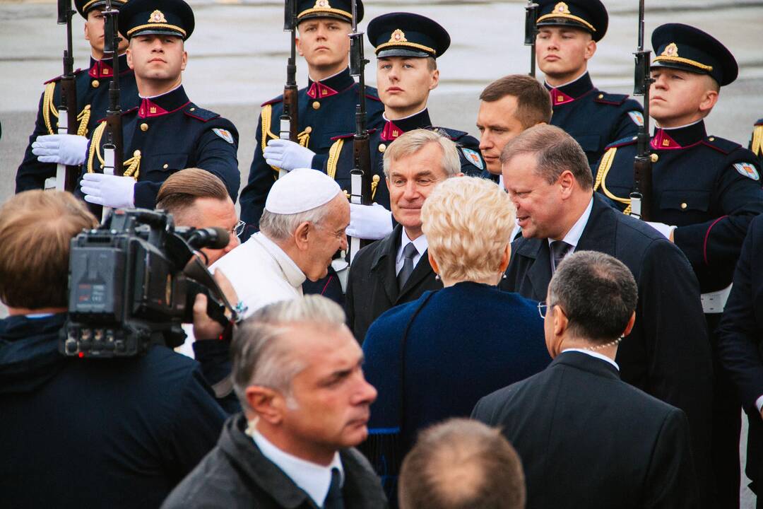 Popiežiaus lėktuvas nusileido Vilniuje