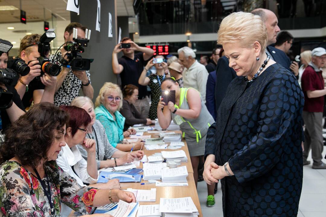 Iš anksto balsavo prezidentė D. Grybauskaitė