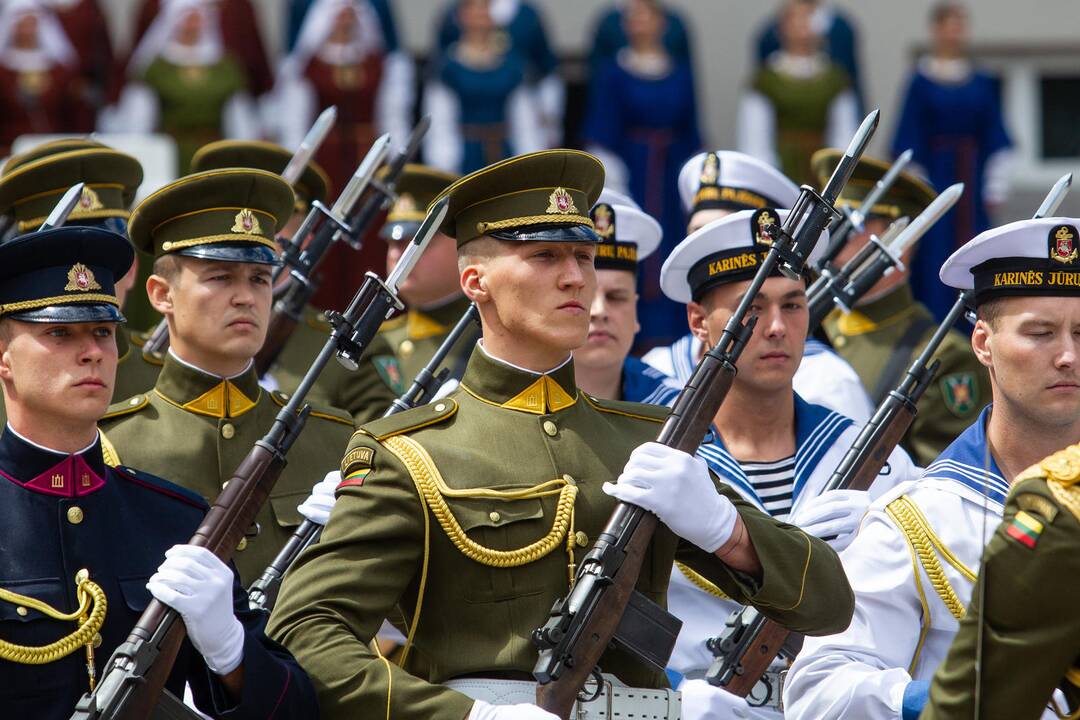 Vėliavų pakėlimo ceremonija S. Daukanto aikštėje