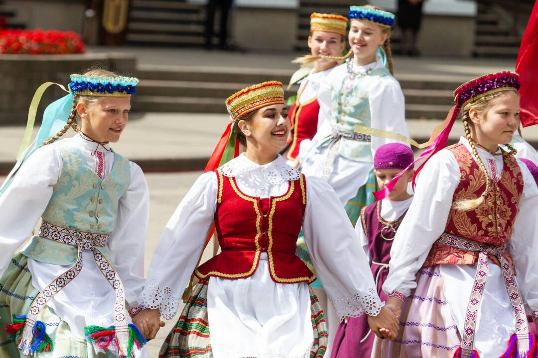 Vėliavų pakėlimo ceremonija S. Daukanto aikštėje