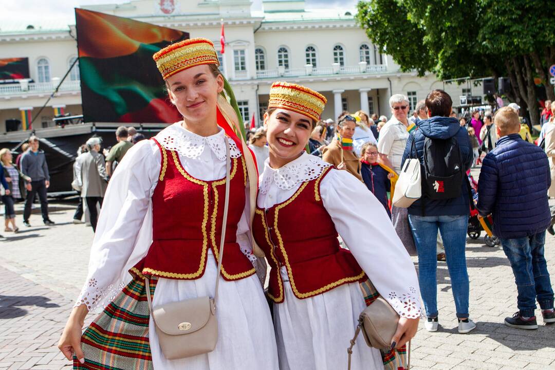 Vėliavų pakėlimo ceremonija S. Daukanto aikštėje