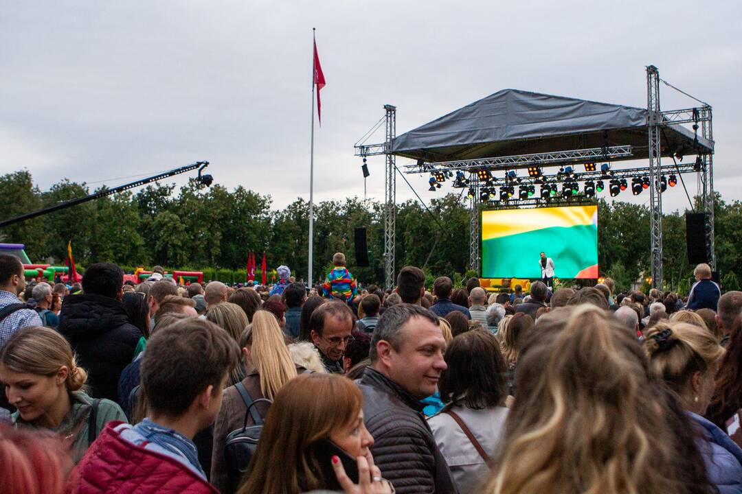 Lukiškių aikštėje giedamas Lietuvos himnas