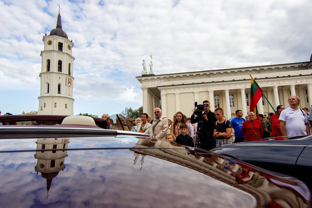 Į Taliną pajudės automobilių kolona