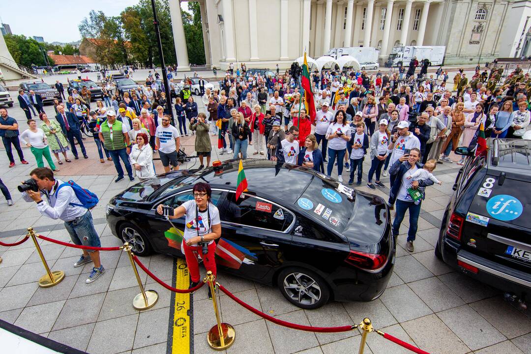 Į Taliną pajudės automobilių kolona